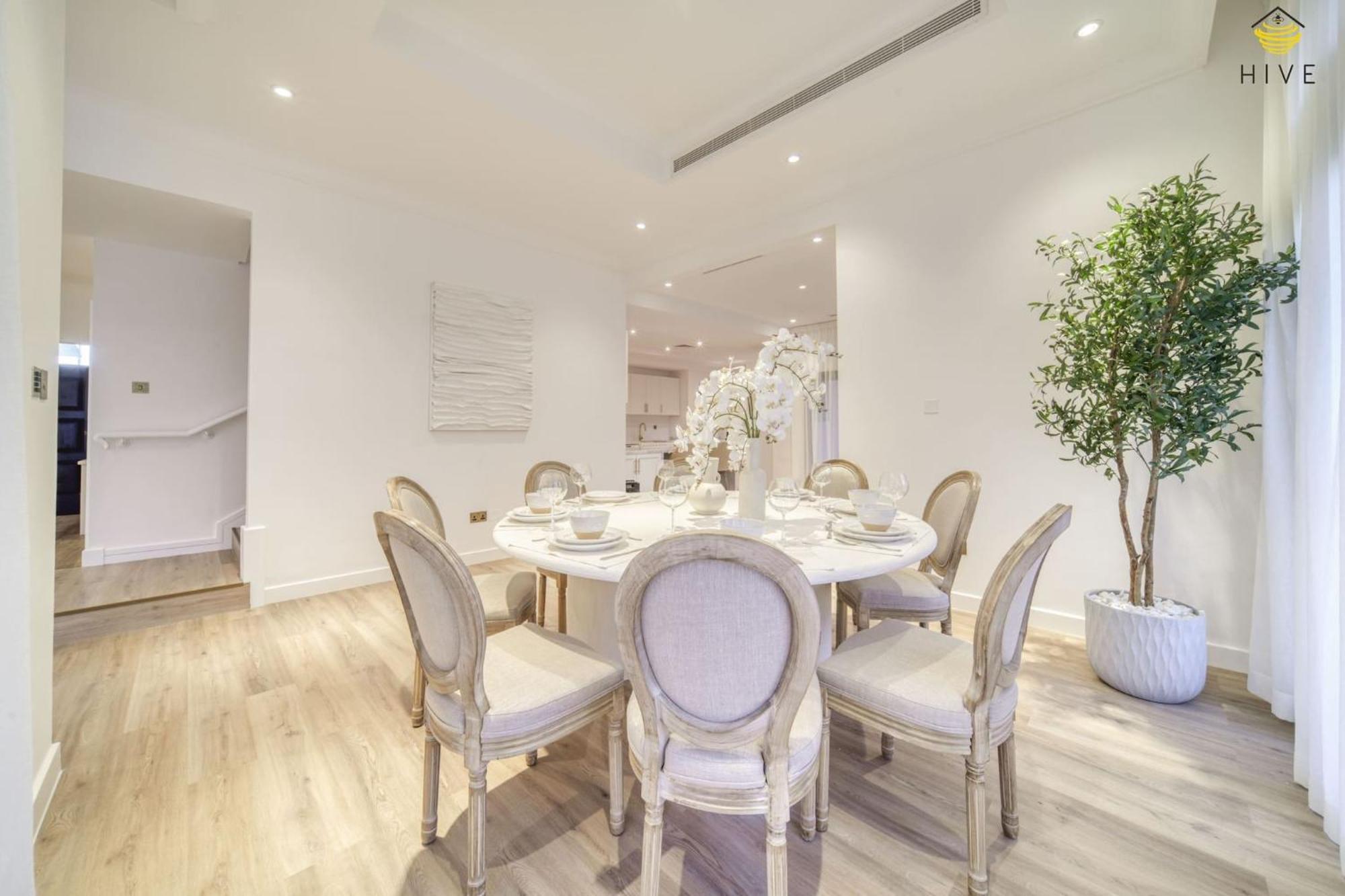 Stunning 4 Bed In Canal Cove Villa Dubai