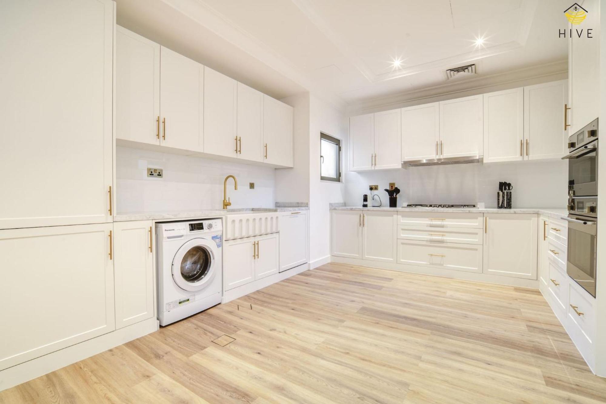 Stunning 4 Bed In Canal Cove Dubai